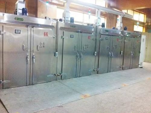 Le four utilisé dans le processus de trempage et de séchage des bobines de transformateur de durcissement dans la production de l'industrie des transformateurs